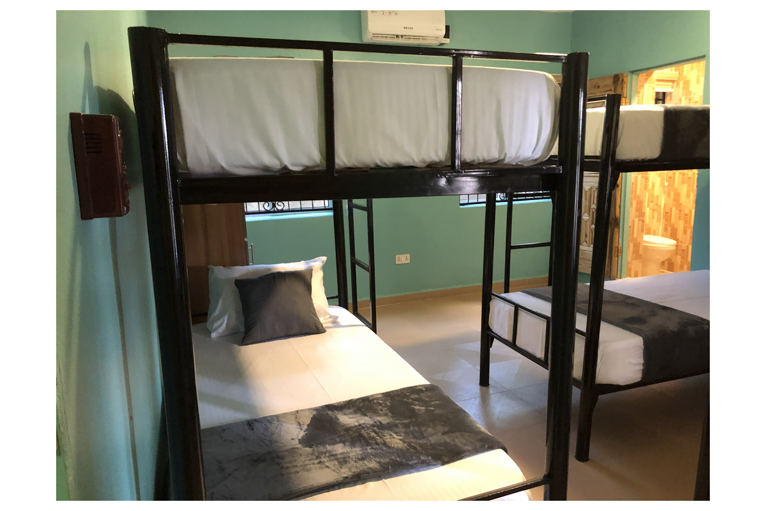 Room & Parlour – 6-Bed Bunk Suite (The Nest)